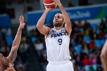 法国男篮热身赛前夕，帕克国家队战袍退役典礼隆重举行