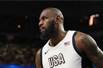 詹姆斯展望奥运：美国男篮热身赛大胜塞尔维亚，领袖强调进步空间