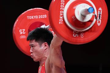 力量之巅：李发彬的举重传奇