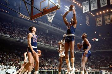 1968年NBA总决赛传奇：比尔·拉塞尔与凯尔特人的惊天逆转