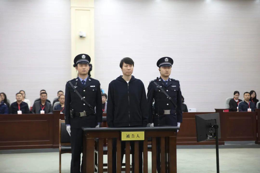 李铁一审宣判完 李铁的刘海还在