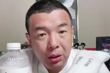 国足500万挣得少！徐亮：扣完税300万，已是日韩球员三分之一