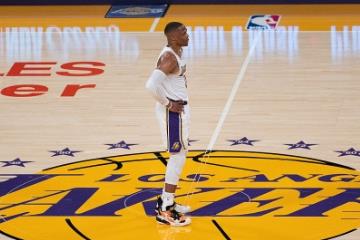 NBA四年前的今天:湖人打包库兹马 哈雷尔 波普 22号签换威少!