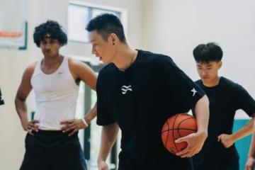 林书豪导师亮相小学训练营,赵维伦现身同框