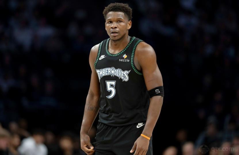 爱德华兹生涯三分突破1200记