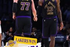 湖人主场128-121击退灰熊，三人得分破20，东契奇砍下34 6 8，詹姆斯贡献31 9 6