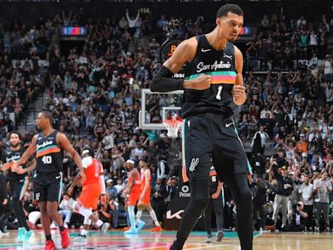 美记：文班亚马随队前往孟菲斯，赛前投篮训练后决定是否登场