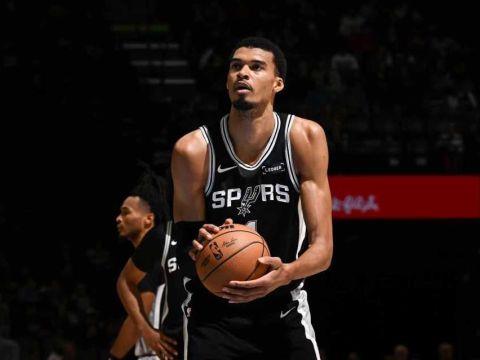 文班复出砍下30分，灰熊逆转马刺，福克斯状态低迷18中4错失绝杀，斯潘塞贡献21分7篮板8助攻