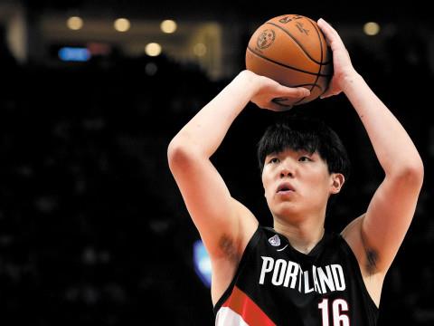 NBA常规赛开拓者vs火箭，杨瀚森上半场出战9分43秒，贡献3分3篮板1助攻，个人正负值为3