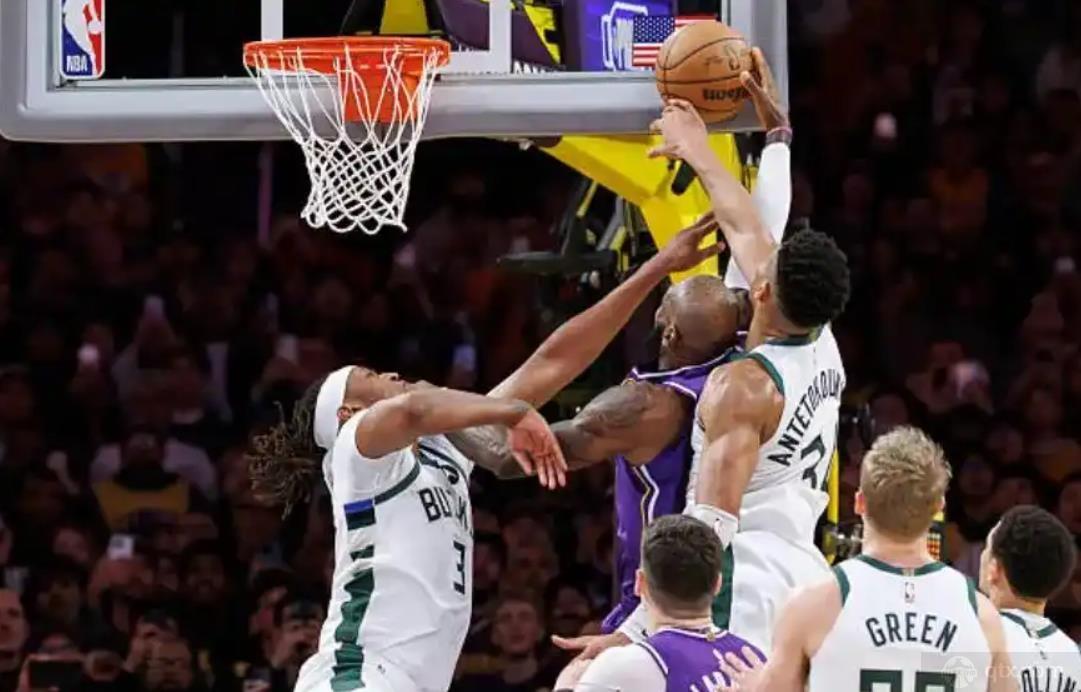 詹姆斯晒照上篮被打手