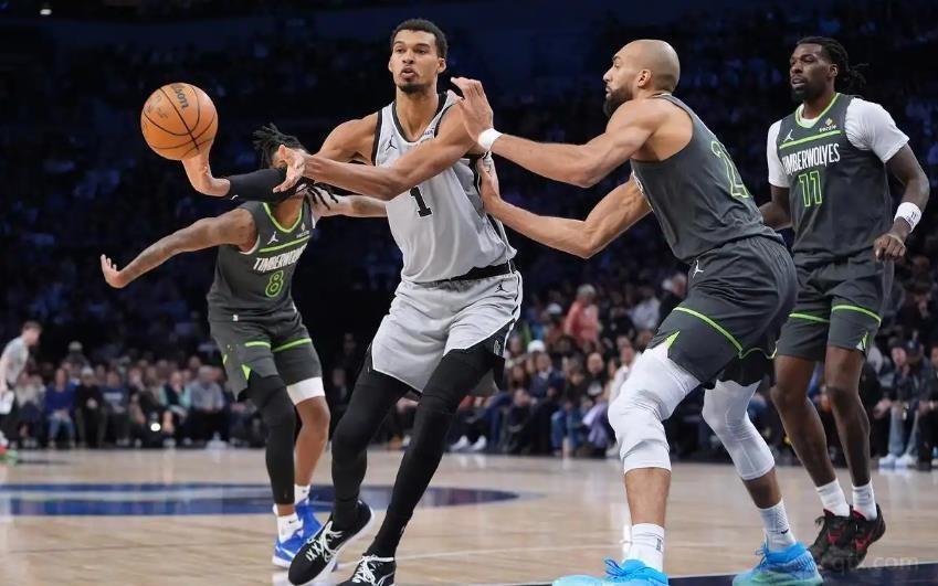 戈贝尔垫脚文班被吹一级恶意犯规