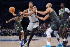 戈贝尔垫脚文班，被判一级恶意犯规，所幸未造成伤害