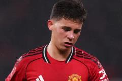 曼联小将莱西首秀染红离场，球迷送上掌声致敬