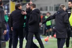 孔蒂被罚出场后怒吼第四官员，随后被带离场边