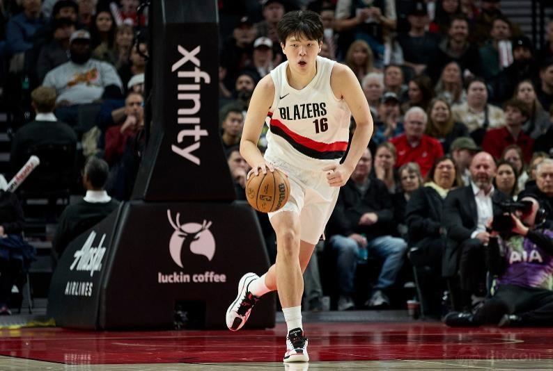 杨瀚森首节出战4分钟0分1板