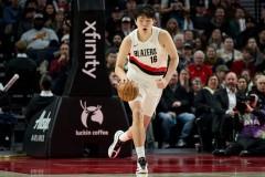 杨瀚森首节4分钟无得分，仅1篮板，上半场仅1次出手