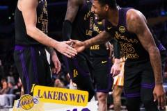 湖人主场141-116大胜老鹰终结三连败，詹姆斯31分9篮板10助攻，东契奇27分12篮板