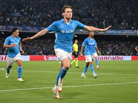 斯基拉报道，那不勒斯对麦克托米奈的表现感到满意，计划与他续约至2031年