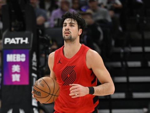 开拓者主教练消息，阿夫迪亚背部不适今日比赛退场治疗，预计明日背靠背比赛可以出战