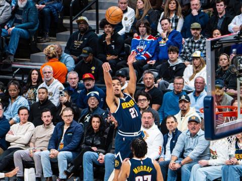 1月24日，NBA常规赛，掘金vs雄鹿伤病名单更新，约基奇左膝扭伤继续缺阵