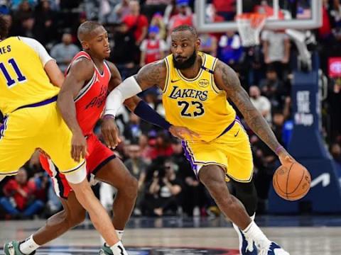 湖人赛季初势如破竹，15胜4负后续表现不佳，仅11胜13负