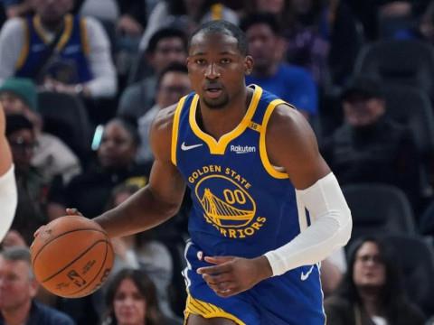 美记报道，库明加脚踝和膝盖伤势已评估，无大碍