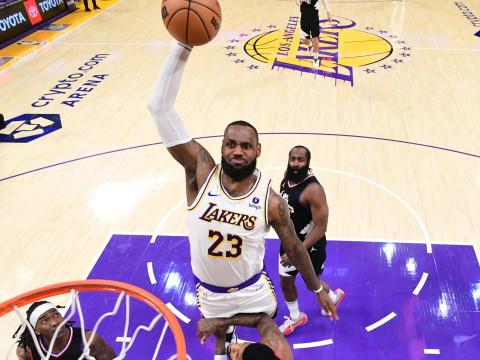 詹姆斯回应是否愿在湖人打完本赛季，我很好，我很好，我很好