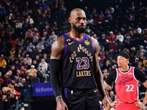 詹皇末节两波攻防浪潮，轰23 6 5再创历史纪录，41岁仍展现不凡实力