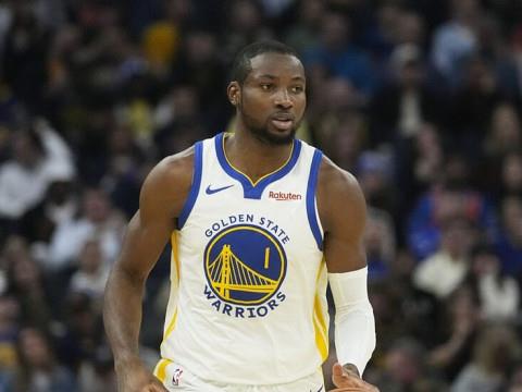 勇士记者报道，库明加离开更衣室时步履蹒跚，婉拒了媒体采访请求