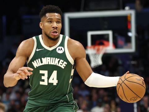 美记爆料，本赛季交易截止日前，勇士唯一愿意倾尽所有追逐的球员是字母哥