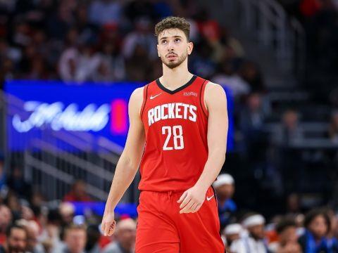 休媒怒批申京表现不佳，火蜜建议关键时刻不让上场，在场净负18分攻防失误频频