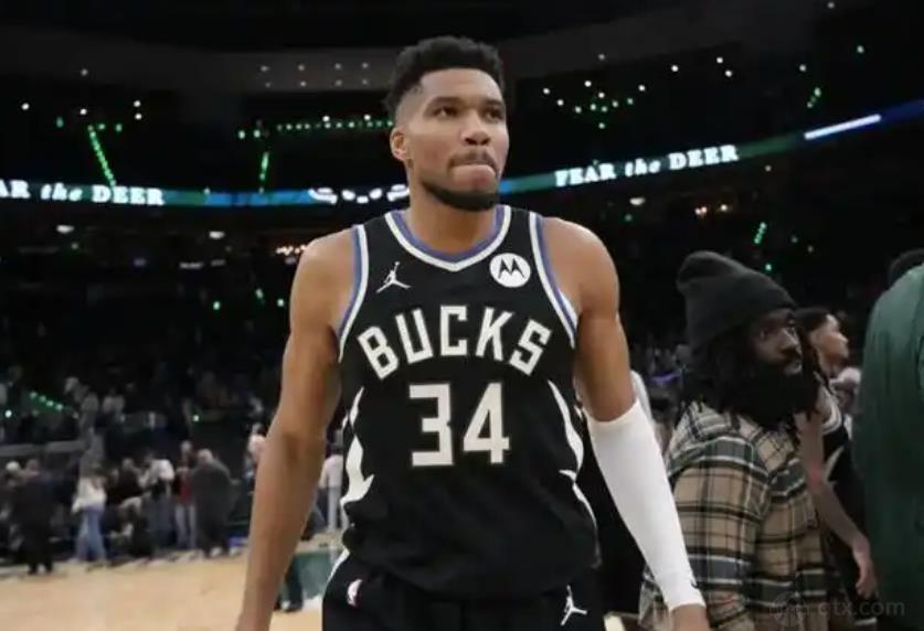 字母哥争抢篮板小腿受伤将伤停4-6周