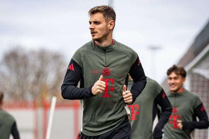 记者报道，斯塔尼希奇与约纳坦-塔拼抢后受伤，训练中途离场