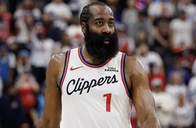 哈登提出交易请求，快船管理层感到意外，不愿进行交易