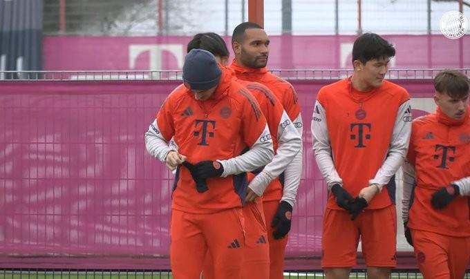 拜仁公开训练展开，凯恩因生病缺席，其余一线队球员悉数参与