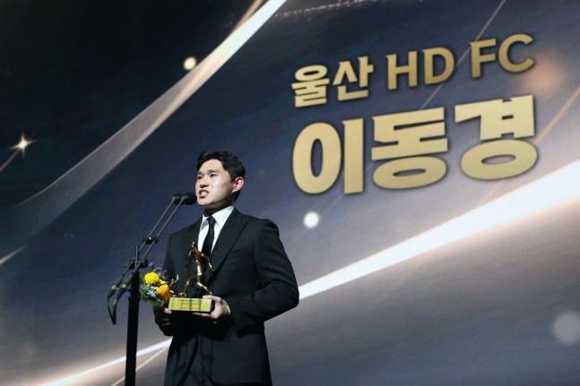 韩媒透露，莱斯特城曾有意引进韩国国脚李东炅，但球员最终决定留队