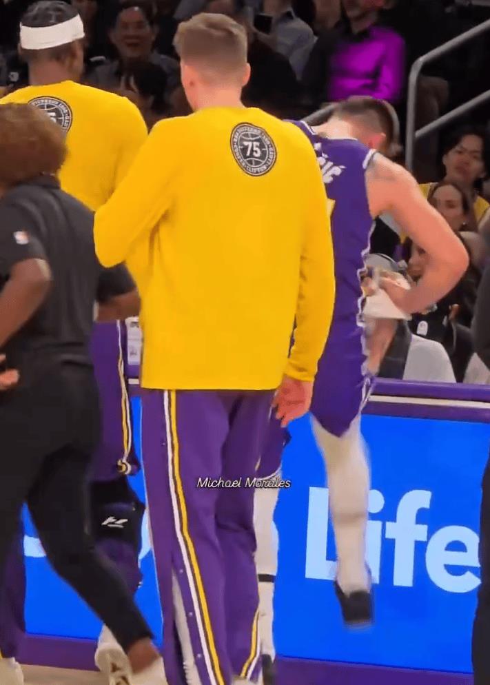 东契奇腿筋拉伤，走回更衣室前怒踢技术台，美媒报道