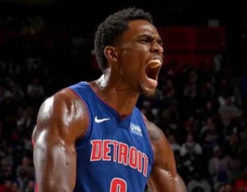 活塞记者报道，杰伦-杜伦右膝酸痛，本场比赛无法回归