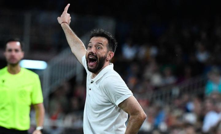 瓦伦西亚球迷表达不满，现场高喊科尔伯朗下课