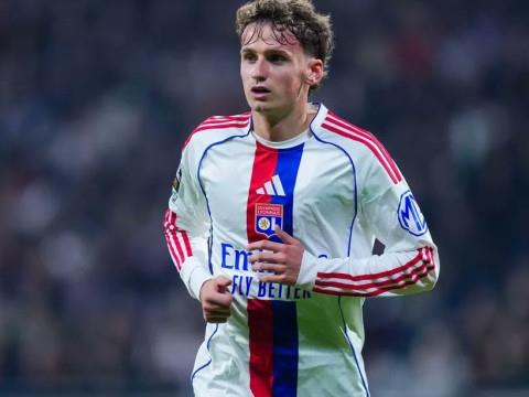 莫顿，效力于斯洛特麾下，出场机会比预期更少