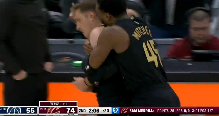 神射手梅里尔三分火力全开，半场9投全中三分7中7砍下26分