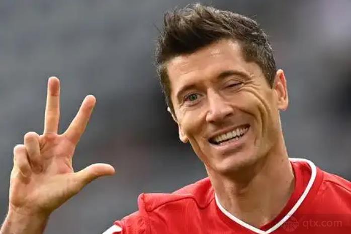 莱万收到米兰等多队邀请