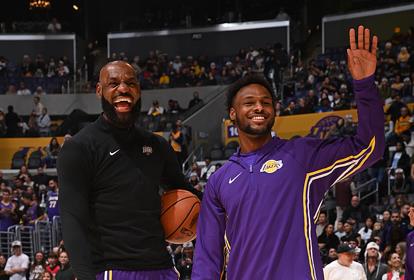 布朗尼走进更衣室，调侃詹姆斯，老家伙的三双表现