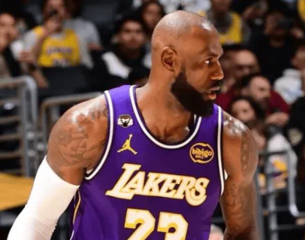 湖人本赛季至今战绩33胜21负，与上赛季同期持平