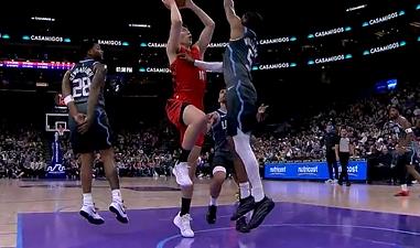 杨瀚森替补登场首节上篮造对手犯规，两罚全中稳定得分