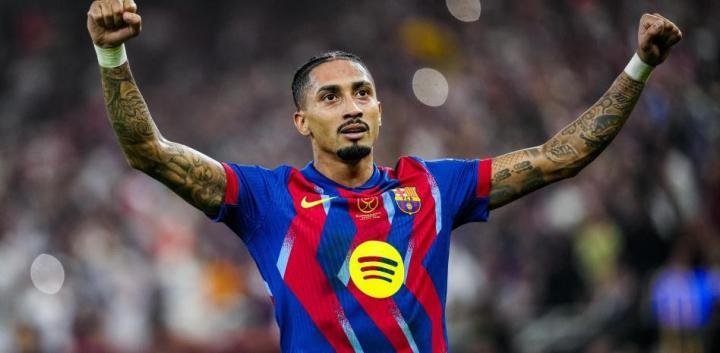 世体报道，拉菲尼亚在巴萨防守战术中作用关键，承担大量脏活累活