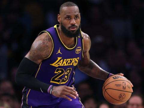 詹姆斯生涯总得分达到42975分，距离43000分里程碑仅差25分