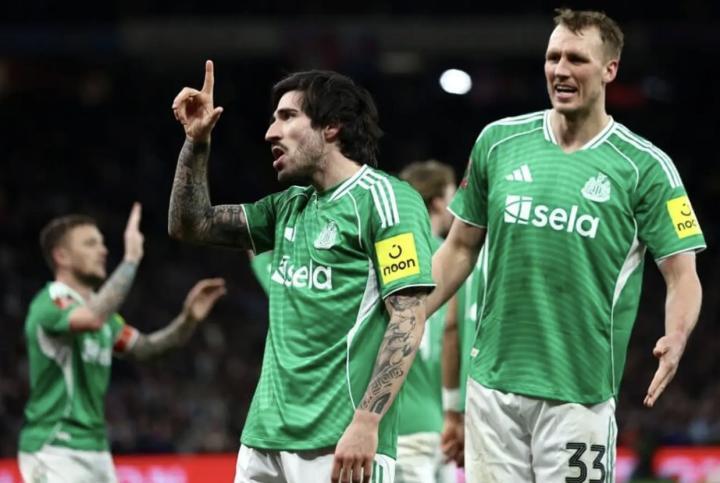 托纳利从未向纽卡表达离队意愿，球队内部对传闻感到厌烦