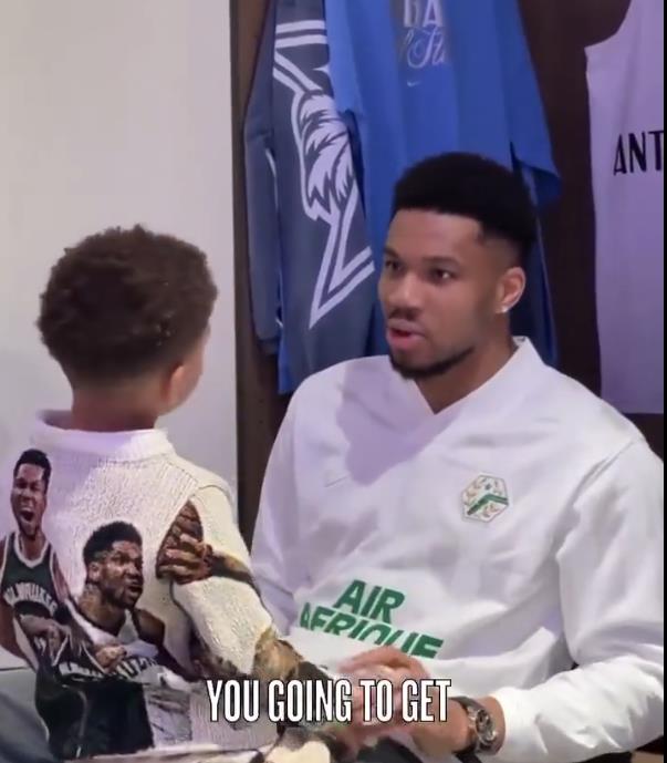 字母哥指导儿子：15年后你将成为全明星，在文班头上完成扣篮