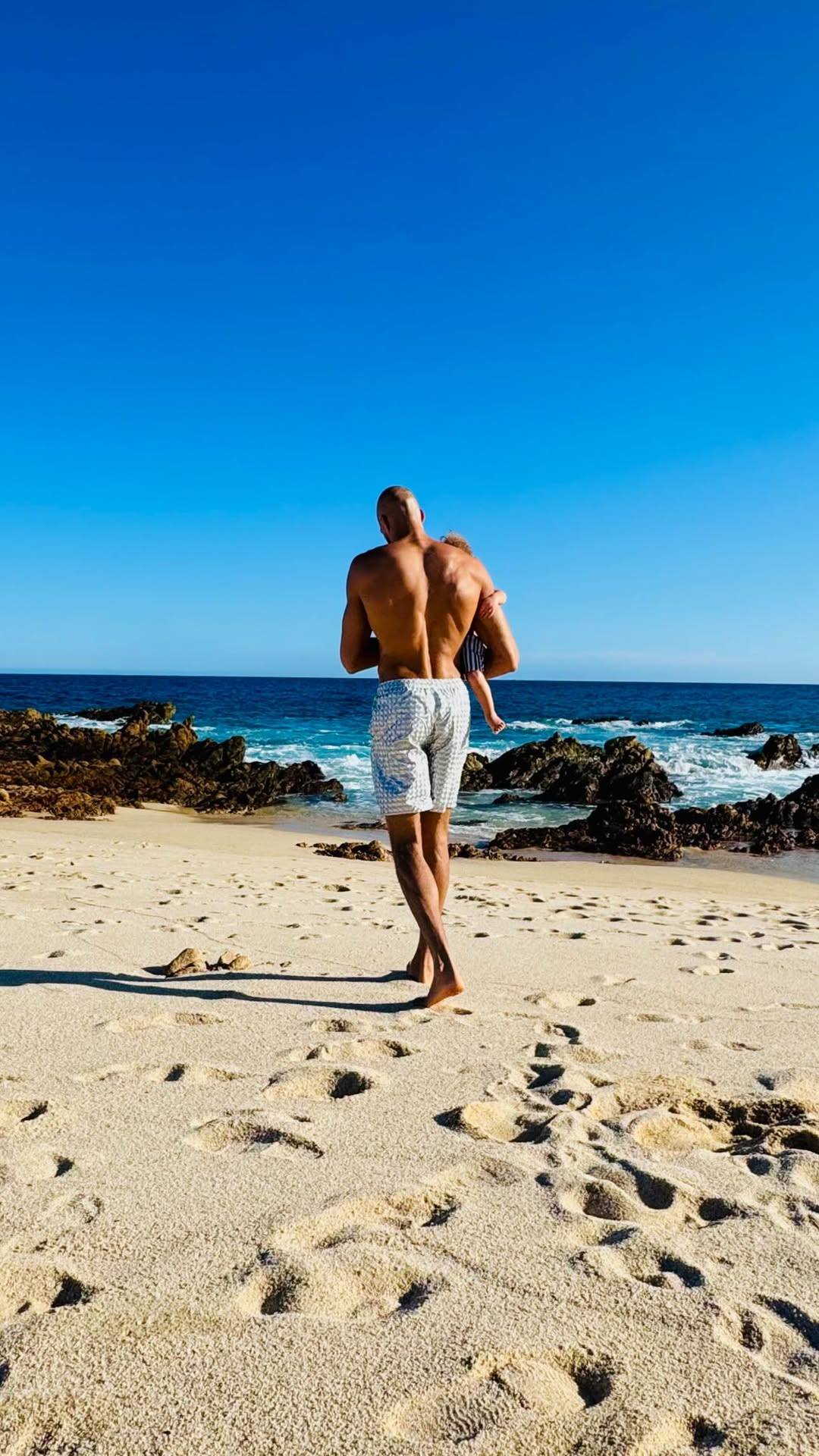 戈贝尔晒出沙滩散步照片,背肌线条引发关注